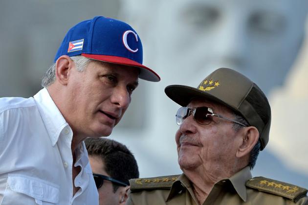 Le président cubain Miguel Diaz-Canel et son prédecesseur Raul Castro à La Havane le 1er mai 2018 [Yamil LAGE / AFP/Archives]