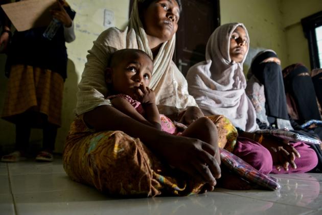 Des Rohingyas arrivés par bateau attendent dans un centre de rétention à Lhokseumawe, dans la province d'Aceh, en Indonésie, le 26 juin 2020 [CHAIDEER MAHYUDDIN / AFP]