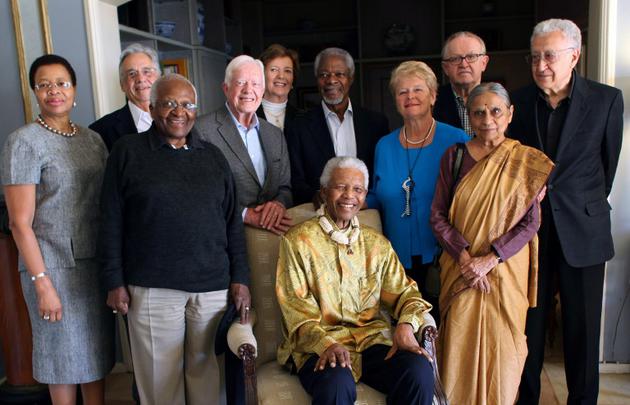 Sur cette photo publiée par le "Elders group", le groupe des sages, le 30 mai 2010, Nelson Mandela, assis, est entouré de nombreuses personnalités, notamment Kofi Annan   [Jeff Moore / The Elders/AFP/Archives]