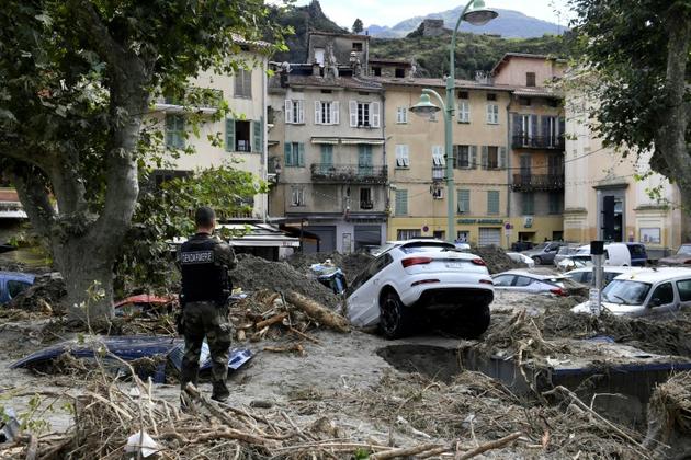 Un gendarme examine les dégâts à Breil-sur-Roya (Alpes-maritimes) après les crues brutales qui ont dévasté des régions du sud-est de la France et du nord de l'Italie, le 4 octobre 2020 [NICOLAS TUCAT / AFP]