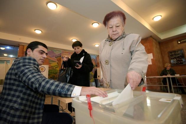 Une Arménienne vote aux élections législatives anticipées à Erevan le 9 décembre 2018 [Karen MINASYAN / AFP]