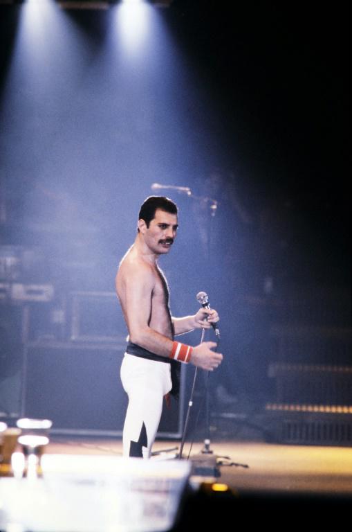 Freddie Mercury, le chanteur du groupe Queen, durant un concert à Paris, le 18 septembre 1984 [Jean-Claude COUTAUSSE / AFP/Archives]