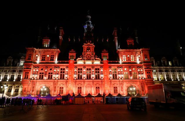 L'hôtel de ville de Paris illuminé en orange pour s'associer à la lutte contre les violences faites aux femmes, le 23 novembre 2018 [FRANCOIS GUILLOT / AFP]