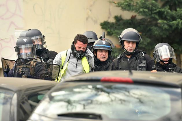 La police interpelle un "gilet jaune" dans les rues de Toulouse, le 8 décembre 2018 [REMY GABALDA / AFP]