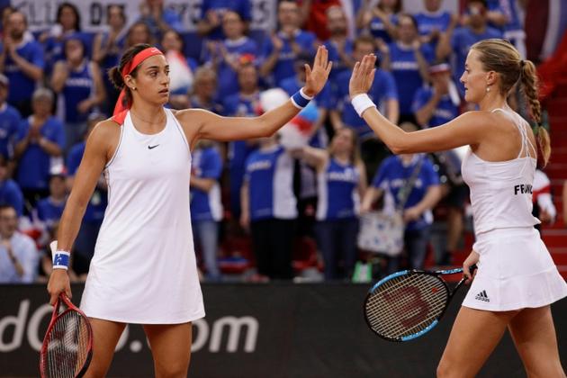 Caroline Garcia (g) et Kristina Mladenovic lors du double décisif contre la Roumanie en demi-finale de Fed Cup, le 21 avril 2019 à Rouen [Geoffroy VAN DER HASSELT / AFP]
