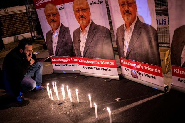 Des bougies devant des portraits du journaliste Jamal Khashoggi lors d'une manifestation devant le consulat saoudien à Istanbul, le 25 octobre 2018 [Yasin AKGUL / AFP]
