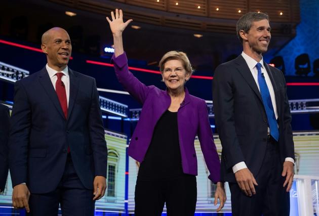 Les candidats démocrates Elizabeth Warren, au centre, Cory Booker, à gauche et Beto O'Rourke, à droite, sur le plateau du débat télévisé à Miami, en Floride, le 26 juin 2019 [SAUL LOEB / AFP]