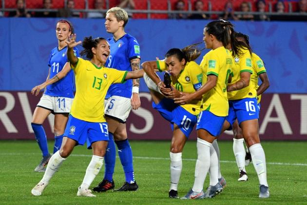 La capitaine du Brésil Marta et ses coéquipières ont dominé l'Italie dans le Groupe C du Mondial, le 18 juin 2019 à Valenciennes [Philippe HUGUEN / AFP/Archives]