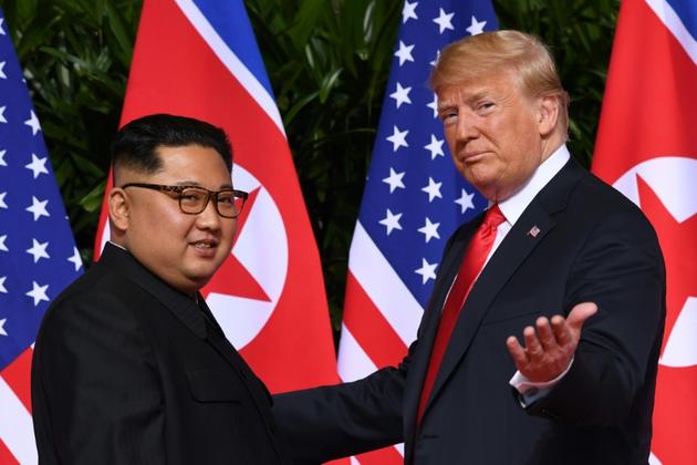 Le président américain Donald Trump et le dirigeant nord-coréen Jim Jong-Un le 12 juin 2018 à Singapour [SAUL LOEB / AFP/Archives]