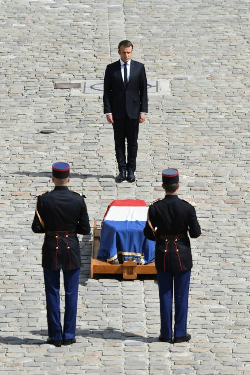 Emmanuel Macron se recueillant devant le cercueil de Simone Veil lors de l'hommage aux Invalides, le 5 juillet 2017 [ALAIN JOCARD / AFP/Archives]