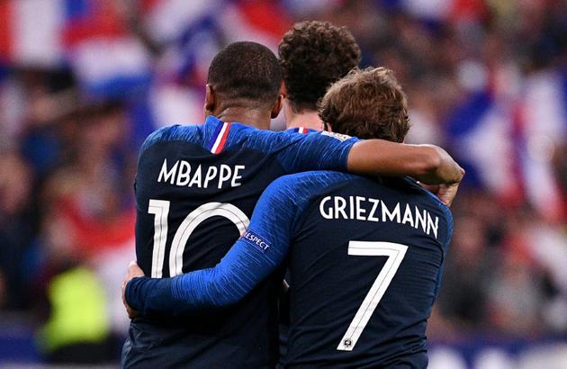 Les attaquant Kylian Mbappé et Antoine Griezmann lors du match de Ligue des Nations face à l'Allemange, au Stade de France, le 16 octobre 2018 [FRANCK FIFE / AFP/Archives]
