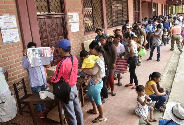 File d'attente devant un bureau de vote à Chapare, dans le centre de la Bolivie, le 20 octobre 2019 [AIZAR RALDES / AFP]
