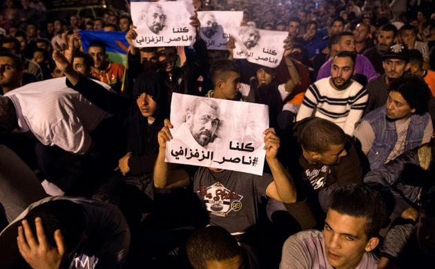 Des manifestants brandissent le portrait de Nasser Zefzafi, leader du mouvement de contestation dans la région du Rif, le 29 mai 2017 à Al-Hoceïma, au Maroc [FADEL SENNA / AFP/Archives]