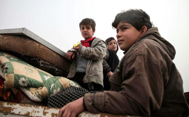 Des enfants syriens montent dans un camion<br />
pour fuir les bombardements dans le sud de la région d'Idleb, dans le nord-ouest syrien, le 22 décembre 2019 [Aaref WATAD / AFP]