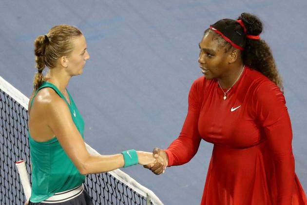 La Tchèque Petra Kvitova (g) serre la main de Serena Williams après sa victoire face à l'Américaine au tournoi de Cincinnati (Ohio), le 14 août 2018  [Rob Carr / Getty/AFP]