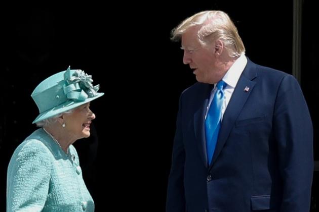 La reine d'Angleterre Elizabeth II échange avec le président américain Donald Trump, durant la cérémonie donnée le 3 juin 2019 à Buckingham Palace pour accueillir le locataire de la Maison blanche au premier jour de sa visite d'Etat au Royaume-Uni [Adrian DENNIS / AFP]