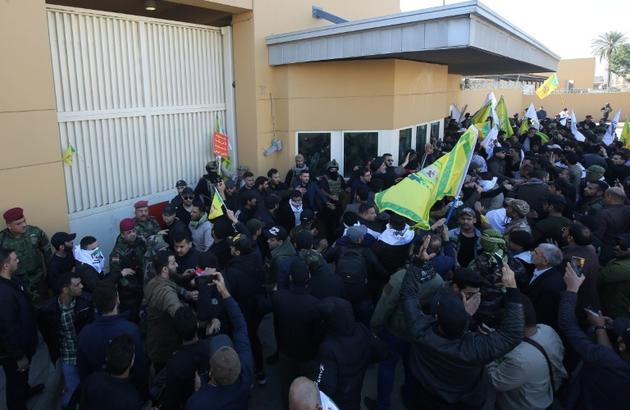 Des Irakiens proches de paramilitaires pro-iraniens protestent devant le portail de l'ambassade des Etats-Unis à Bagdad, le 31 décembre 2019 [AHMAD AL-RUBAYE / AFP]