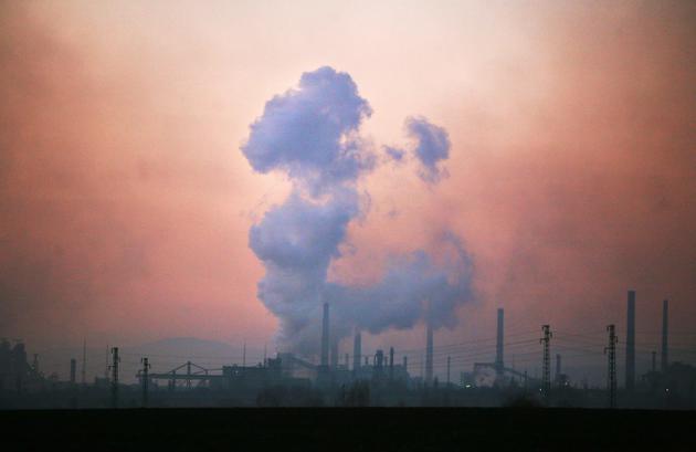 Une usine de metallurgie près de Sofia, en Bulgarie, au crépuscule le 30 décembre 2006 [DIMITAR DILKOFF / AFP/Archives]