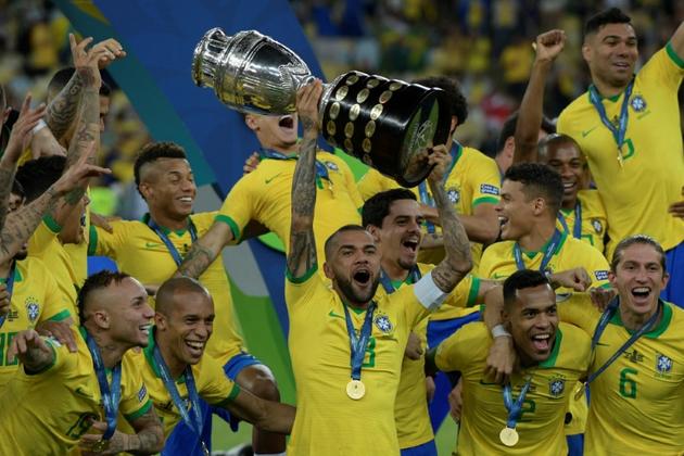 La capitaine de l'équipe du Brésil Dani Alves a été le premier à lever le trophée après la victoire de son équipe en Copa America à Rio de Janeiro, le 7 juillet 2019 [Juan MABROMATA / AFP/Archives]