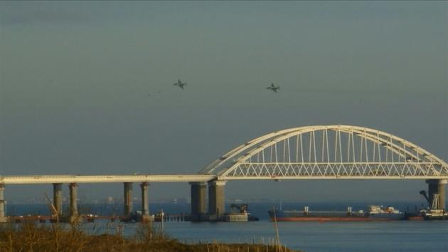 Des avions russes  au-dessus du pont sur le détroit de Kertch, le 25 novembre 2018  [- / KERCH INFO/AFP/Archives]