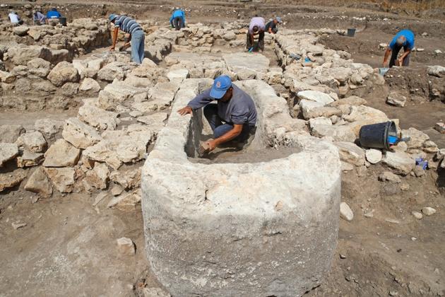 Excavations sur le site archéologique d'En Esur, dans le centre d'Israël, où une ville vieille de 5.000 ans a été découverte, le 6 octobre 2019 [JACK GUEZ / AFP]