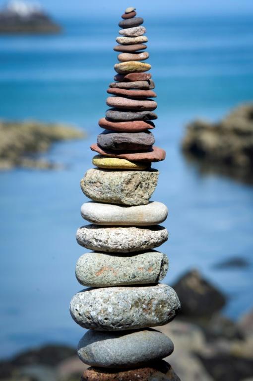 Photo prise le 21 avril 2019 à Dunbar (Ecosse) où  se tenait une compétition de "stone stacking", l'art de faire tenir les pierres en équilibre  [Andy Buchanan / AFP]