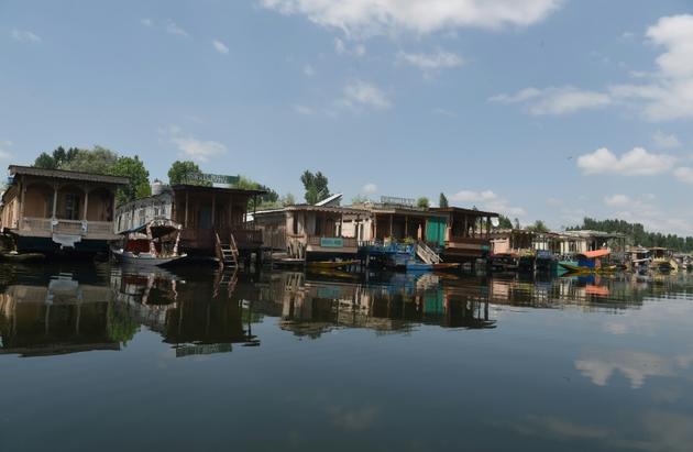 Des maisons d'hôtes flottantes vides sur le lac Dal à Srinagar, au Cachemire indien, le 18 août 2019. [Punit PARANJPE / AFP]