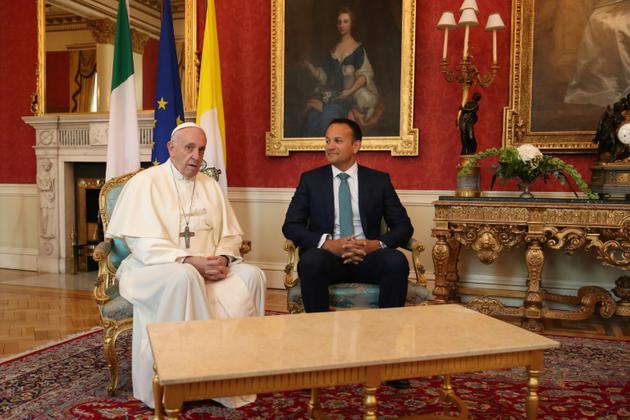 Le Pape François assis aux côtés du Premier ministre irlandais Leo Varadkar au château de Dubin le 25 août 2018, pendant sa visite en Irlande pour assister à l'édition 2018 du Festival des familles [Niall Carson / POOL/AFP]