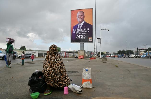 Une affiche du président Alassane Ouattara dans une rue d'Abidjan, le 15 octobre 2020 [Issouf SANOGO / AFP]