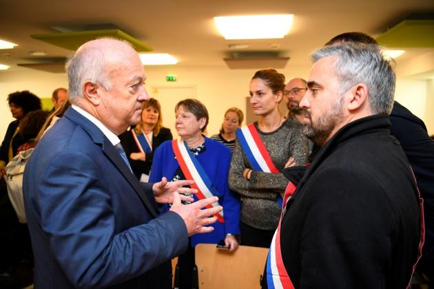 Le maire de Langouët, Daniel Cueff (G), parle avec le député LFI Alexis Corbière (D), le 14 octobre 2019 à Rennes [Damien MEYER / AFP]