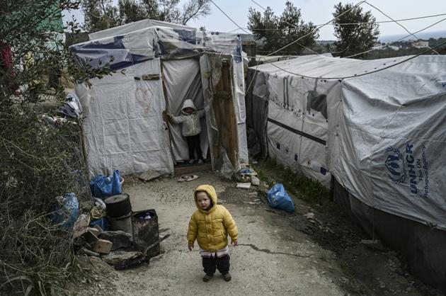 Des enfants près des tentes du camp de migrants et de réfugiés de Moria, sur l'île grecque de Lesbos, le 21 janvier 2020 [ARIS MESSINIS / AFP]