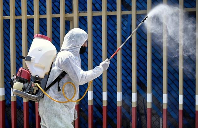 Désinfection d'une aire de triage d'un hôpital de Mexico, le 12 juin 2020 [Alfredo ESTRELLA / AFP]