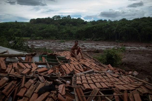 "Tout tremblait. J'ai vu des arbres énormes et des gens disparaitre sous la boue", raconte Emerson dos Santos, un sinistré de 30 ans, assis sur les décombres de sa maison familiale. [Mauro Pimentel / AFP]
