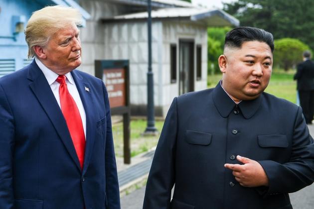 Le président américain Donald Trump et le leader nord-coréen Kim Jung, le 30 juin 2019 dans la zone démilitarisée entre les deux Corées à Panmunjom [Brendan Smialowski / AFP]