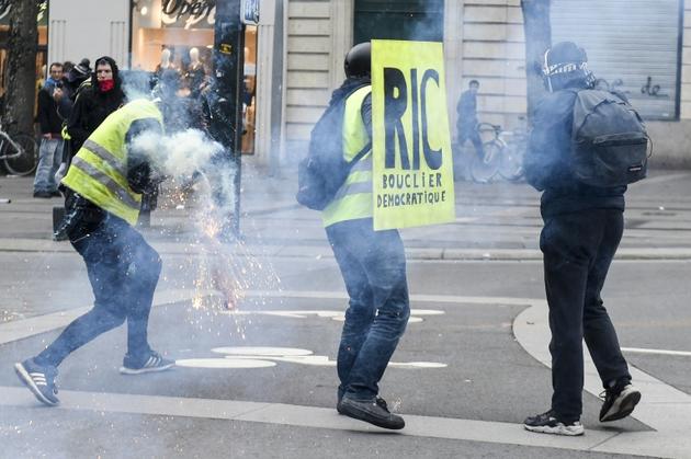 "Gilets jaunes" tentant d'éviter les gaz lacrymogènes de la police, à Nantes, le 26 janvier 2019 [SEBASTIEN SALOM GOMIS / AFP]