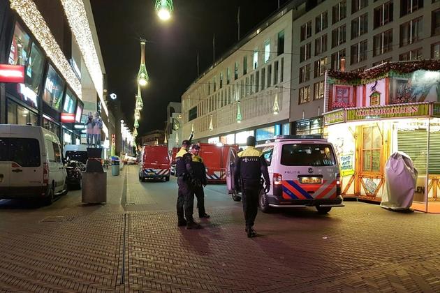 Des policiers dans la rue Grote Marktstraat, l'une des principales artères commerçantes de La Haye, le 29 novembre 2019 [Sara MAGNIETTE / AFP]