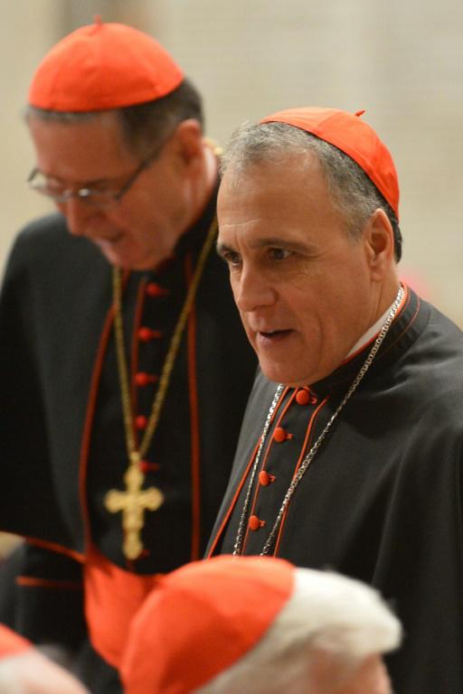 Le cardinal Daniel DiNardo et le cardinal Roger Michael mathony lors d'une prière dans la basilique Saint-Pierre au Vatican, le 6 mars 2013 [VINCENZO PINTO / AFP/Archives]