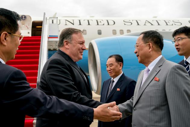 Le secrétaire d'Etat américain Mike Pompeo (g) est accueilli par son homologue nord-coréen Ri Yong Ho (2e d) et par Kim Yong Chol (c), le bras droit de Kim Jong Un, à son arrivée à l'aéroport de Pyongyang, le 6 juillet 2018 en Corée du Nord [Andrew Harnik / POOL/AFP/Archives]