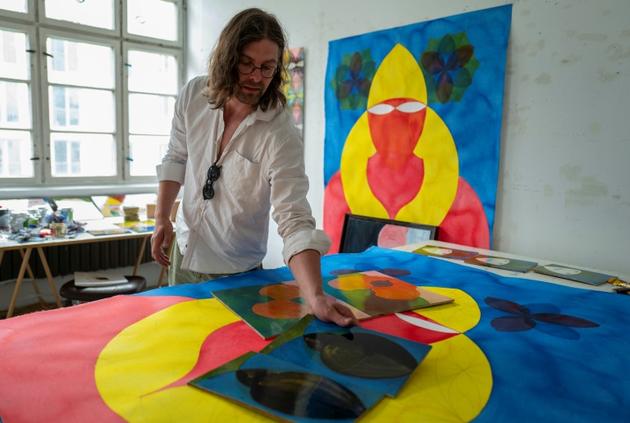 L'artiste allemand Sebastian Koerbs montre des oeuvres dans son studio à Berlin, le 20 juin 2019 [John MACDOUGALL / AFP]