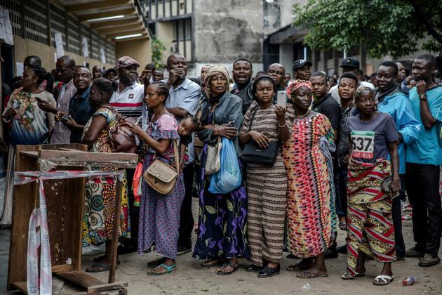 Des électeurs font la queue avant de voter pour la présidentielle en République démocratique du Congo (RDC), le 30 décembre 2018 à Kinshasa. [Luis TATO / AFP/Archives]