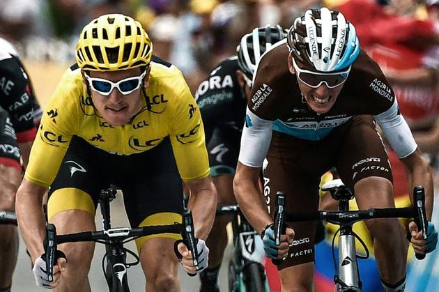 Le maillot jaune gallois Geraint Thomas (g) et le Français Romain Bardet, respectivement 2e et 3e de la 19e étape du Tour de France, le 27 juillet 2018 à Laruns [Marco BERTORELLO / AFP]