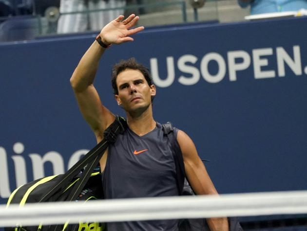 L'Espagnol Rafael Nadal quitte le court après avoir abandonné lors de la demi-finale de l'US Open à New York le 7 septembre 2018. [kena betancur / AFP]