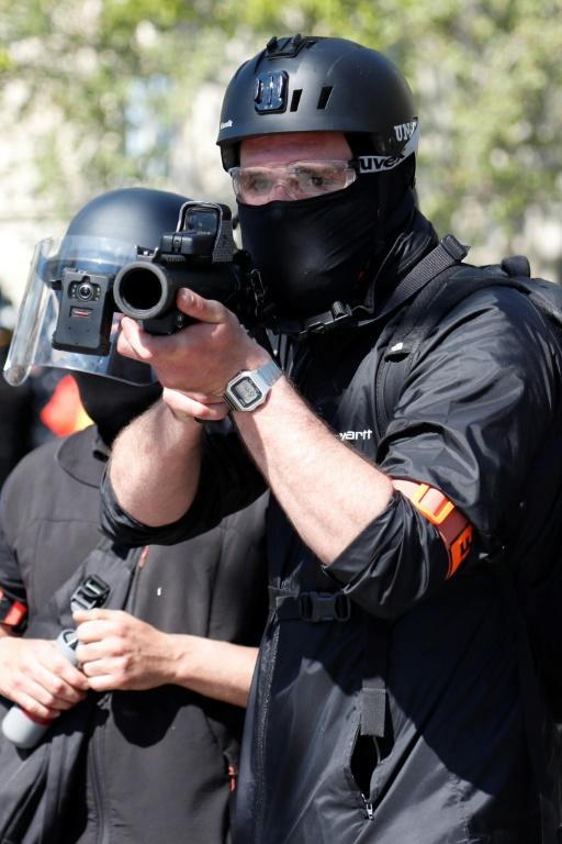 Policier pointant un lanceur de balles de défense (LDB) vers la manifestation de "gilets jaunes", à Paris, le 20 avril 2019 [Zakaria ABDELKAFI / AFP/Archives]