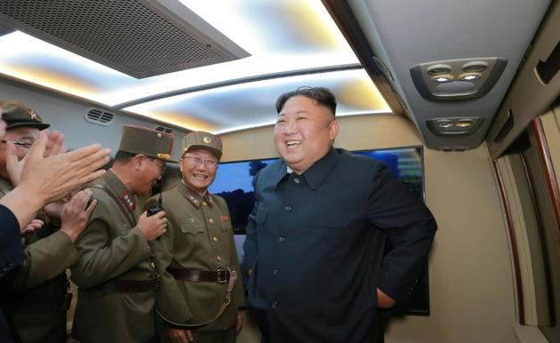 Le leader nord-coréen Kim Jong Un assiste à un test d'armement en août 2019 [KCNA VIA KNS / KCNA VIA KNS/AFP/Archives]