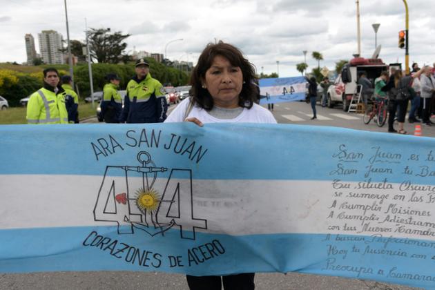 Des proches des membres de l'équipage du sous-marin argentin San Juan manifestent devant la base navale de Mar del Plata, dans la province de Buenos Aires, le 17 novembre 2018<br />
 [Alfonsina Tain / AFP]