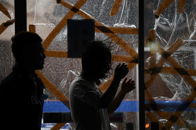 Des vitrines protégées à l'approche du cyclone Haishen, à Kagoshima, au Japon, le 6 septembre 2020 [CHARLY TRIBALLEAU / AFP]