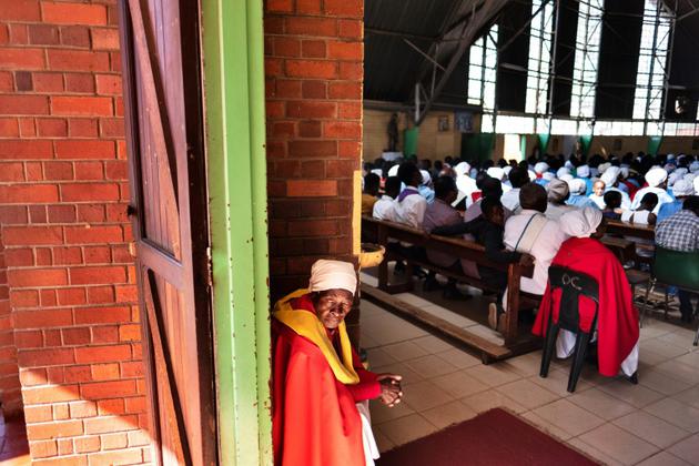 Office dans l'église Saint Peter Claver à la veille des élections au Zimbabwe, district de Mbare, 29 juillet 2018 [MARCO LONGARI / AFP]