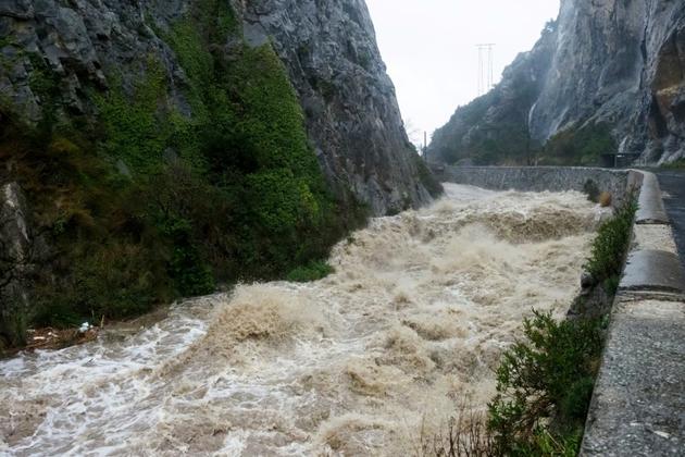 L'énorme débit de la rivière Agly avec le passage de la tempête Gloria, le 22 janvier  2020 à Saint-Paul-de-Fenouillet (sud) [RAYMOND ROIG / AFP]