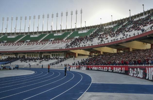 Le Stade du 5-Juillet, qui accueille le derby algérois entre les deux  clubs rivaux de la capitale, est largement vide le 14 mars 2019 [RYAD KRAMDI / AFP]