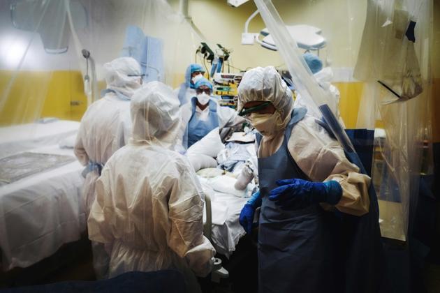 Des personnels soignants s'occupent d'un patient en soins intensifs à l'hôpital franco-britannique de Levallois-Perret, au nord de Paris, le 9 avril 2020 [LUCAS BARIOULET / AFP]
